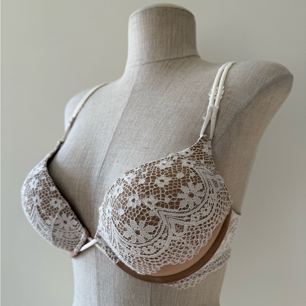 Victoria's Secret Bombshell Plunge Push-Up Bra in Beige Coconut Crochet Lace - Picture 2 of 9